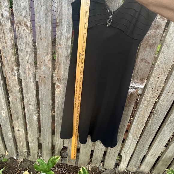 Jones New York “little black dress”, sleeveless v-neck, silk bodice, Size 12 - Picture 7 of 9